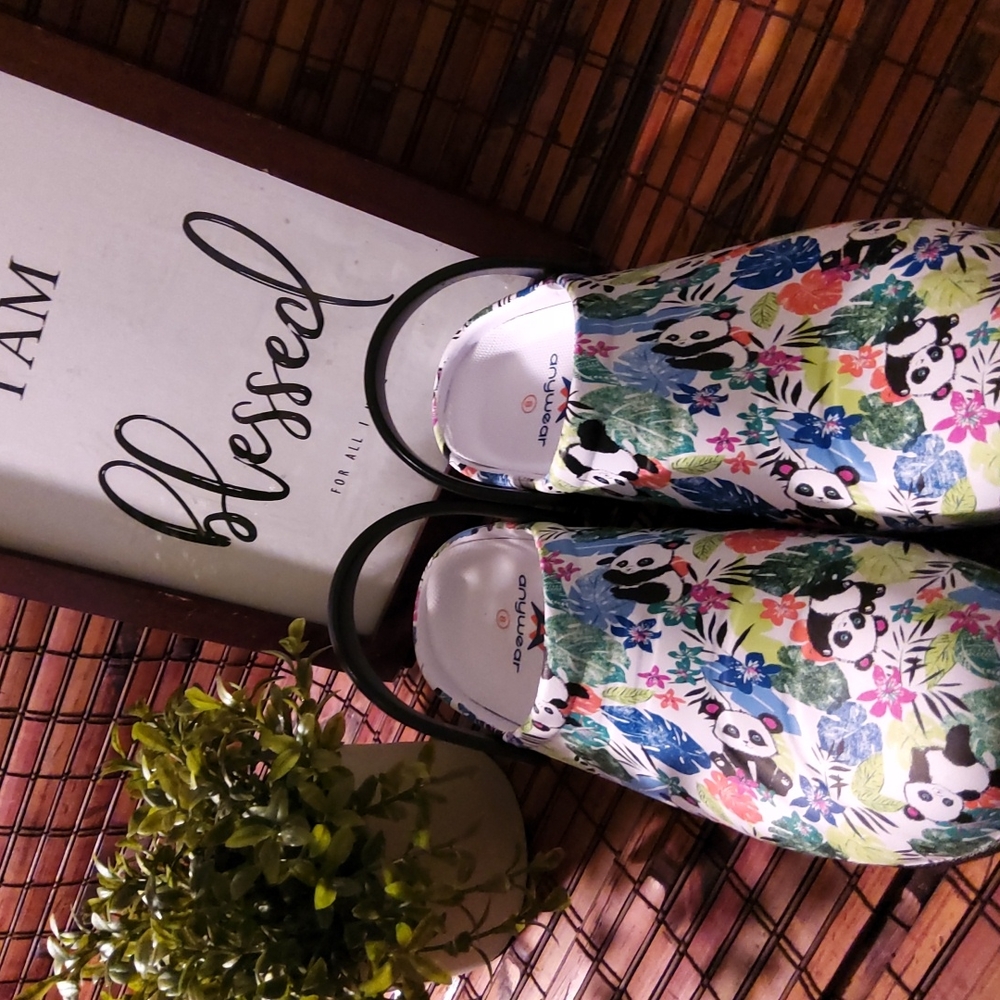 BRAND NEW! SUPERIOR QUALITY Nursing Shoes non slip shoes! Better than CROCS!